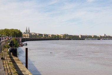 Bordeaux bankalarından Garonne Panoraması