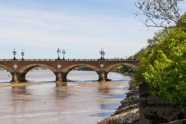 Garonne Nehri kıyısından Pont de Pierre