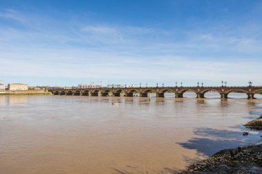 Garonne Nehri kıyısından Pont de Pierre