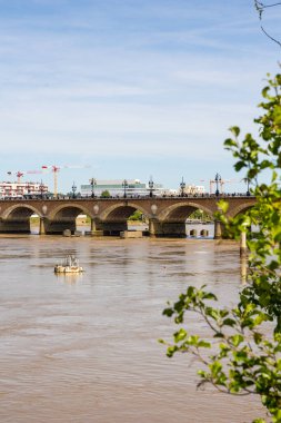 Garonne Nehri kıyısından Pont de Pierre