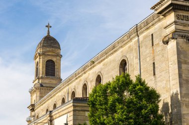 Bordeaux 'nun Chartons semtinde Denise sokağının sonundaki Saint Martial Kilisesi.