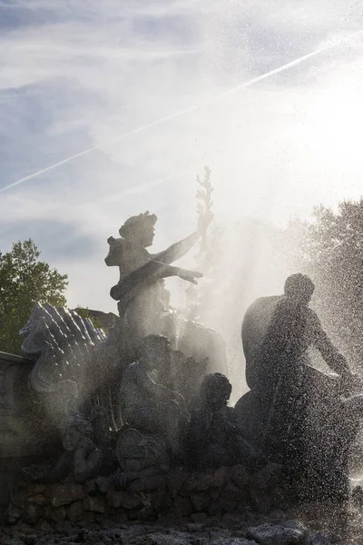 Bordeaux 'daki Quinconces Meydanı' ndaki Girondins Anıtı 'nın eteğindeki çeşme.