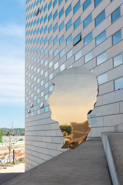 La Meca (yaratıcı ekonomi ve kültür evi) Danimarkalı mimar Bjarke Ingels tarafından tasarlandı ve Bordeaux 'daki Quai de Paludate' de yer aldı.