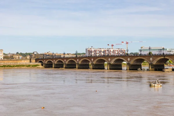 Garonne Nehri kıyısından Pont de Pierre