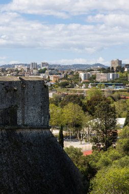 Fort Carre surlarından gelen Antibes şehri.