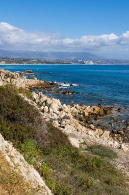 Panorama sahilden Nice 'e Antibes' teki Fort Carre yolundan.