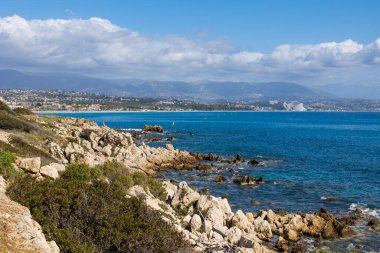 Panorama sahilden Nice 'e Antibes' teki Fort Carre yolundan.