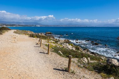 Panorama sahilden Nice 'e Antibes' teki Fort Carre yolundan.