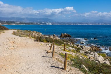 Panorama sahilden Nice 'e Antibes' teki Fort Carre yolundan.