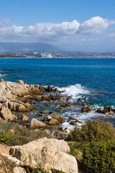 Panorama sahilden Nice 'e Antibes' teki Fort Carre yolundan.