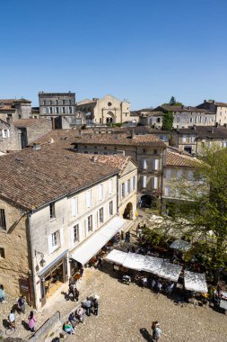 Place du Clocher 'dan Saint-Emilion şehri manzarası