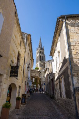 Saint-Emilion Kilisesi 'nin çan kulesi Rue de la Petite Fontaine' den