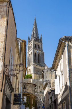 Saint-Emilion Kilisesi 'nin çan kulesi Rue de la Petite Fontaine' den