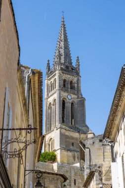 Saint-Emilion Kilisesi 'nin çan kulesi Rue de la Petite Fontaine' den