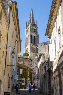 Saint-Emilion Kilisesi 'nin çan kulesi Rue de la Petite Fontaine' den