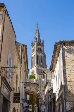 Saint-Emilion Kilisesi 'nin çan kulesi Rue de la Petite Fontaine' den
