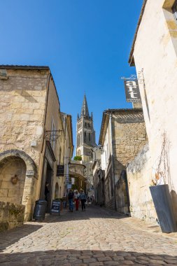 Saint-Emilion Kilisesi 'nin çan kulesi Rue de la Petite Fontaine' den