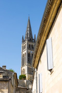 Saint-Emilion Kilisesi 'nin çan kulesi Rue de la Petite Fontaine' den