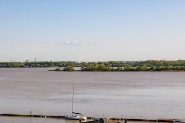 Place de l 'Arc' tan küçük Bourg kasabası ve Dordogne Nehri manzarası