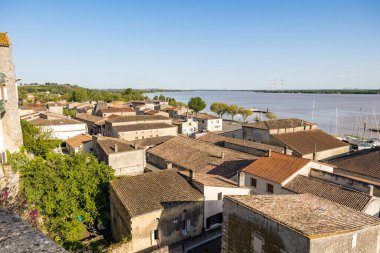 Place de l 'Arc' tan küçük Bourg kasabası ve Dordogne Nehri manzarası