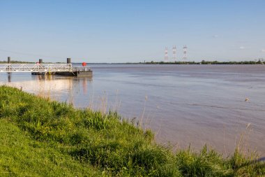 Bourg rıhtımlarından Dordogne Nehri manzarası