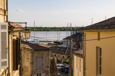 Bourg sokaklarından Dordogne Nehri 'nin manzarası