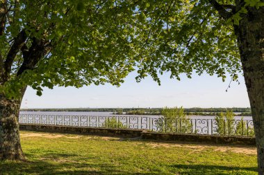 Bourg Kalesi 'nden Dordogne Nehri manzarası