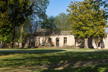 Bahçeden Bourg Kalesi 'nin manzarası