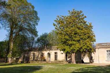 Bahçeden Bourg Kalesi 'nin manzarası