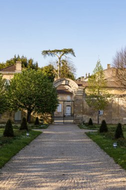 Bahçeden Bourg Kalesi 'nin manzarası