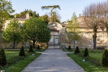 Bahçeden Bourg Kalesi 'nin manzarası