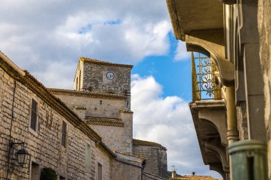Notre-Dame-de-l 'Assomption kilisesinin çan kulesi. Matelles' in ortaçağ köyündeki bir ara sokaktan.