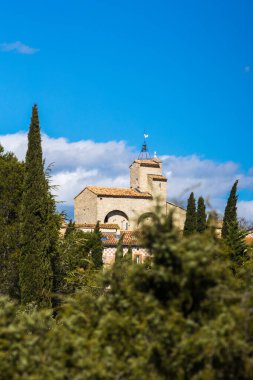 Saint-Jean-de-Cuculles Kilisesi manzarası