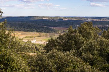 Bois de Leque 'den Les Matelles köyünün yakınındaki Notre-Dame des Champs Manastırı.