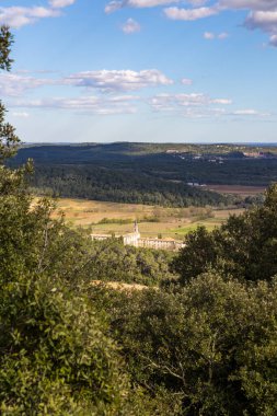 Bois de Leque 'den Les Matelles köyünün yakınındaki Notre-Dame des Champs Manastırı.