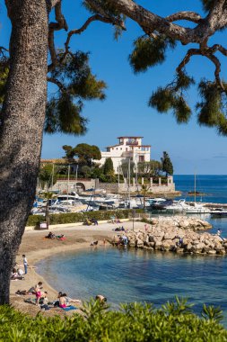Beaulieu-sur-Mer 'deki Baie des Fourmis' in kıyısında antik Yunan esinlenilmiş Villa Kerylos