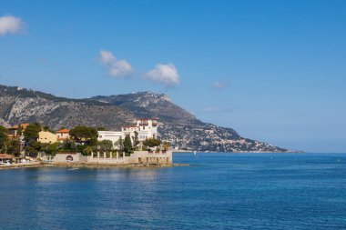 Beaulieu-sur-Mer 'deki Baie des Fourmis' in kıyısında antik Yunan esinlenilmiş Villa Kerylos