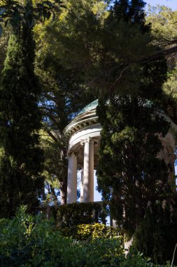 Saint-Jean-Cap-Ferrat 'taki Villa Emiri de Rothschild' in bahçesindeki antik bir büfe.