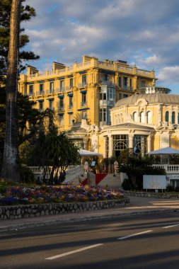 Gün batımında Beaulieu-sur-Mer Kumarhanesi ve Rotunda
