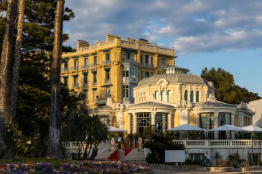 Gün batımında Beaulieu-sur-Mer Kumarhanesi ve Rotunda