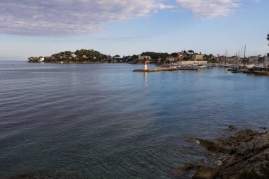 Pointe de Saint-Hospice Panorama ve Saint-Jean-Cap-Ferrat limanının girişi