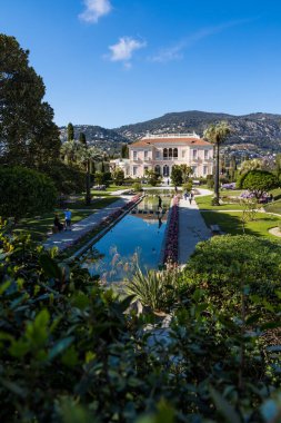 Villa Eiffussi de Rothschild, İtalyan Rönesans tarzı ve güneşli bir günde bahçesi.
