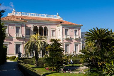 Villa Eiffussi de Rothschild, İtalyan Rönesans tarzı ve güneşli bir günde bahçesi.