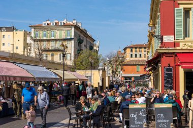 Cours Saleya bit pazarında insanlarla kaynıyor.
