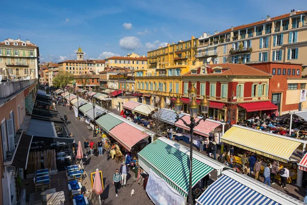 Cours Saleya bit pazarında insanlarla kaynıyor.