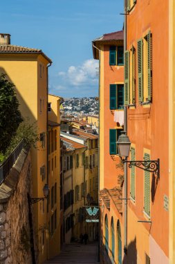 Old Nice bölgesindeki renkli ve eski dar sokaklar