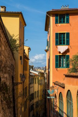 Old Nice bölgesindeki renkli ve eski dar sokaklar