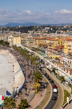 Promenade des Anglais 'in panoraması ve Nice' teki Bellanda Kulesi 'nin plajı.