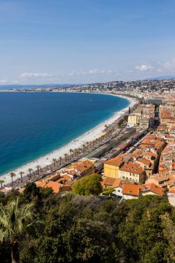 Promenade des Anglais 'in panoraması ve Nice' teki Castle Hill 'in plajı.