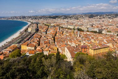 Promenade des Anglais 'in panoraması ve Nice' teki Castle Hill 'in plajı.